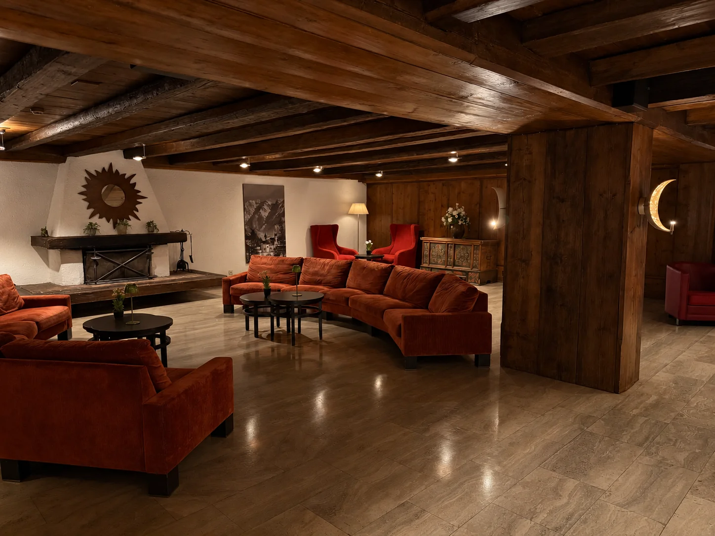 Gemütliche Lobby mit Sitzgruppen, Holzdecke und Feuerstelle